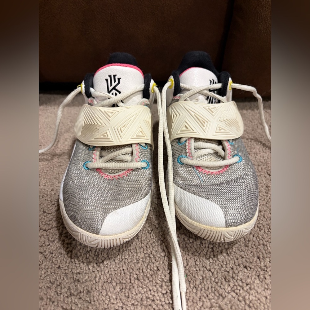 Nike Kyrie Irving Basketball Shoes - 4Y